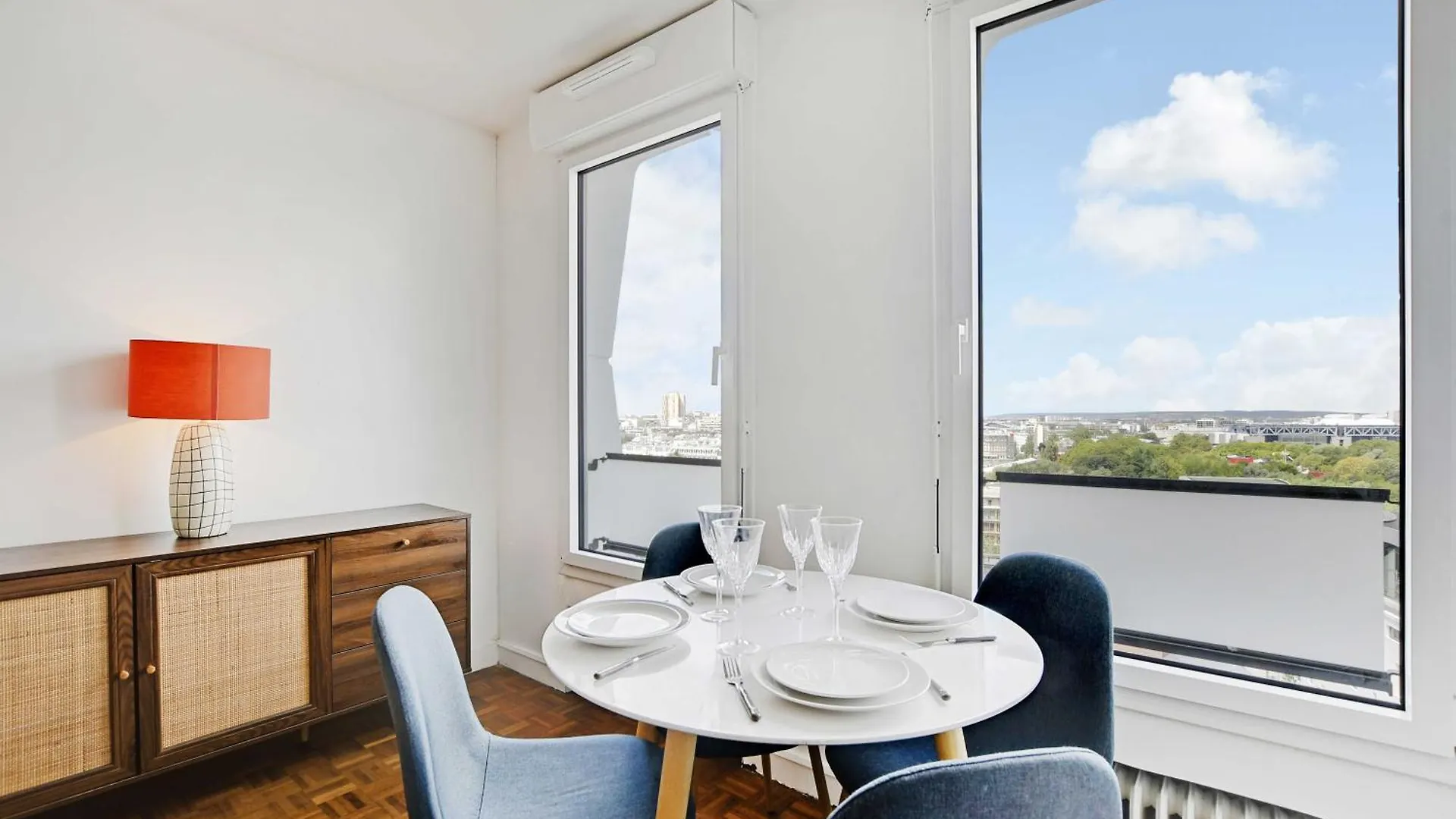 Amazing Panoramic View Facing Parc De La - 4p Apartment *